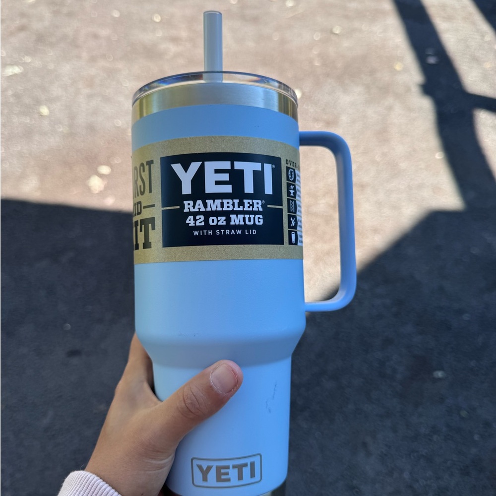 YETI Rambler 42 oz Mug with Straw Lid - Light Blue